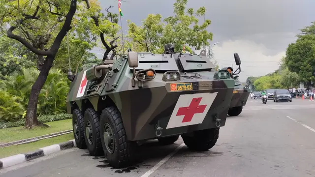 63 kendaraan tempur dari tiga matra TNI dengan berbagai jenis dipamerkan di Jalan Medan Merdeka Utara, Jakarta Pusat, Selasa (4/10/2022). (Liputan6.com/Winda Nelfira)