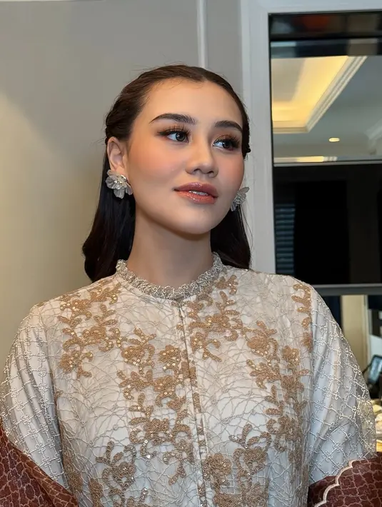 Ia terpilih sebagai muse untuk koleksi Ramadan dari sebuah brand lokal dan tampil memukau di catwalk. [@thariqhalilintar/@ochiipramita].