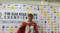 Mohammad Adenanta Putra berhasil meraih podium pertamanya di kelas SS600 ARRC Mandalika 2023. Pembalap Astra Honda Racing Team (AHRT) itu finis di urutan 3 dalam race 2 yang dihelat Minggu (13/8/2023). (Liputan6.com/Melinda Indrasari)