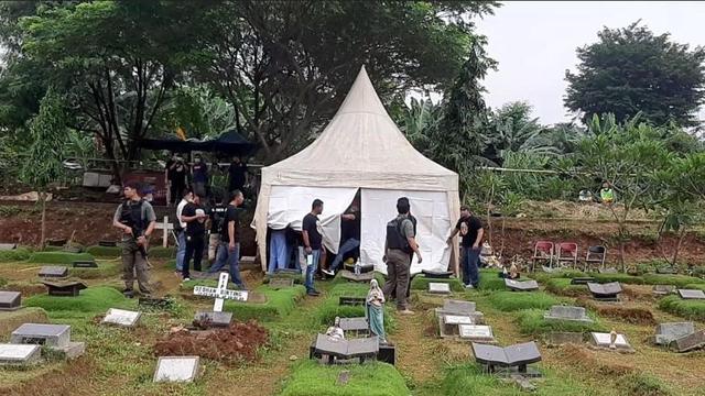 Suasana autopsi jenazah putri Karen Pooroe (Foto: Zulfa Ayu Sundari)