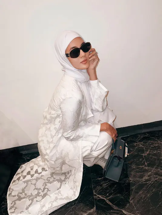<p>Ibu dua anak ini ikut acara buka puasa bersama dengan sejumlah temannya. Dalam kesempatan itu, dia mengenakan busana muslimah berwarna putih. (Foto: Instagram/ paula_verhoeven)</p>