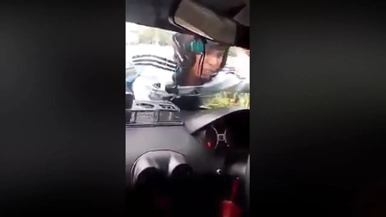 [Bintang] Tidak Terima Diputusin Pacar, Pria Ini Nangis Sambil Manjat Mobil Mantan Kekasihnya