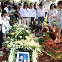 Isak tangis mengiringi kepergian maestro jazz Ireng Maulana. (Adrian Putra/Bintang.com)