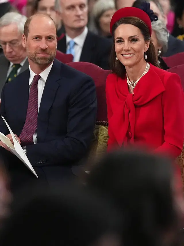 Kate Middleton Berbalut Gaun Merah Merona Saat Rayakan Hari Persemakmuran, Kenakan Ulang Kalung Mutiara