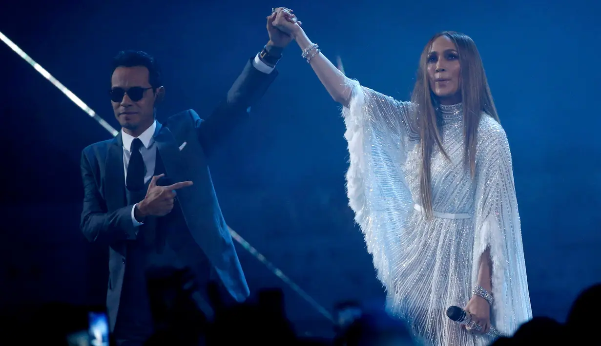 Jennifer Lopez  berduet dengan suaminya, Marc Anthony saat membawakan lagu "Olvidame Y Pega La Vuelta"  dalam Latin Grammy Awards ke-17 di Las Vegas, Nevada, AS, (17/11).  (REUTERS/Mario Anzuoni)
