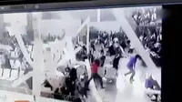 Ratusan penumpang panik saat plafon ruang tunggu lantai dua Bandara Supadio, Pontianak ambruk. 