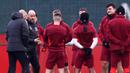 <p>Pelatih Manchester United, Erik Ten Hag (dua kiri), memberikan instruksi kepada para pemain yang hadir saat sesi latihan yang berlangsung di Carrington, Manchester, Selasa (12/12/2023) dini hari WIB. (AFP/Darren Staples)</p>