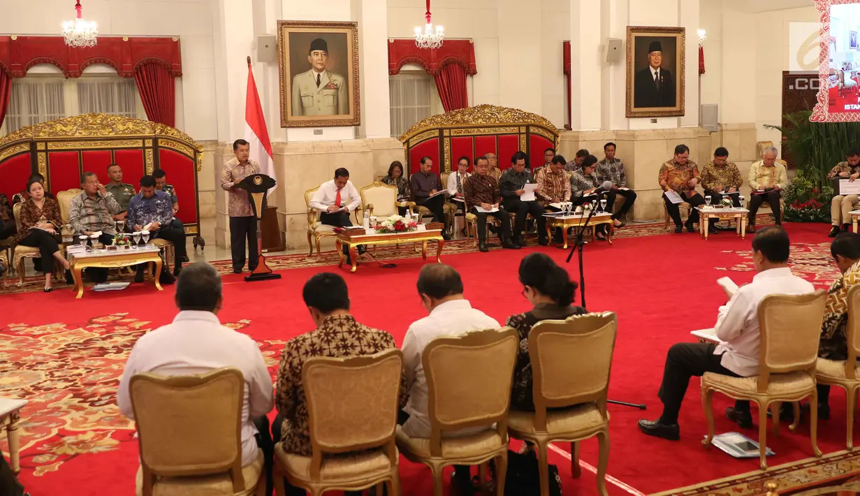 Wakil Presiden Jusuf Kalla memberikan paparannya dalam Sidang Kabinet Paripurna di Istana Negara, Jakarta, Senin (12/2). Sidang ini juga membahas tentang kemudahan berusaha dan berinvestasi. (Liputan6.com/Angga Yuniar)