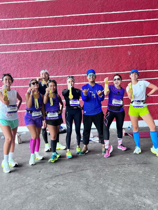 Dirinya juga mengunggah momen saat berhasil mencapai garis finish dalam ajang Jakarta Marathon. Meski merasa lelah, namun kebahagiaan juga turut dirasakan saat ia berhasil menyelesaikan ajang tersebut. (Liputan6.com/IG/@ramadhaniabakrie)