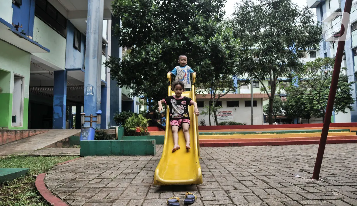 Anak-anak saat bermain di taman salah satu tower Rusunawa Pulo Gebang Indah, Cakung, Jakarta Timur, Minggu (11/12/2022). Kepala Dinas PPAPP DKI Jakarta Tuty Kusumawati menyatakan, rusun ini menjadi prototipe pembentukan dan pengembangan RSRA dalam rangka memperingati Hari Anti Kekerasan Terhadap Perempuan Anak. (merdeka.com/Iqbal S Nugroho)