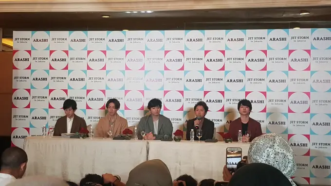 Arashi. Dari kiri: Kazunari  Ninomiya, Masaki Aiba, Jun Matsumoto, Satoshi Ohno, dan Sho Sakurai.
