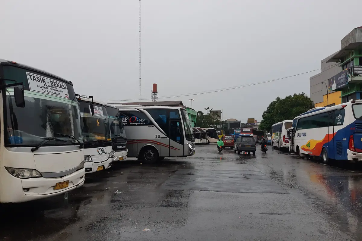 Hujan di sekitar Kota Bekasi, Jawa Barat sejak siang tadi membuat suasana Terminal Kota Bekasi terlihat sepi.