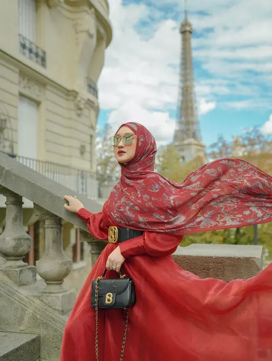 Selama di Paris, Dian Pelangi terlihat mengenakan padu-padan outfit warna cerah. (Instagram/dianpelangi).