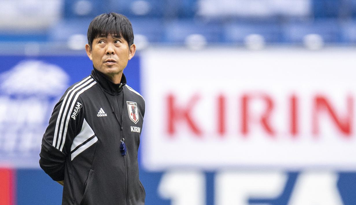 Asosiasi Sepak Bola Jepang (JFA) menunjuk Hajime Moriyasu sebagai nahkoda baru Timnas Jepang pada Agustus 2018 menggantikan Akira Nishino. Ia berhasil menggusur nama-nama beken yang akan menjadi pelatih Jepang seperti Jurgen Klinsmann atau Arsene Wenger. Prestasi terakhirnya saat berhasil membawa Timnas Jepang U-21 meraih posisi keempat di Olimpiade Tokyo 2020. (AFP/Charly Triballeau)