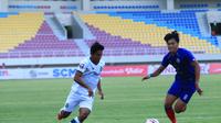 Aksi pemain Persikabo 1973, Firza Andika (kiri) dalam pertandingan Piala Menpora 2021 kontra Arema di Stadion Manahan, Solo, Minggu (21/3/2021). (Bola.com/Nandang Permana)