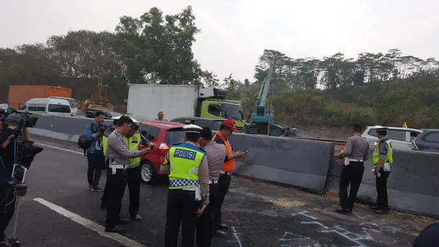 Polda Jabar Lakukan Olah TKP di Tol Cipularang