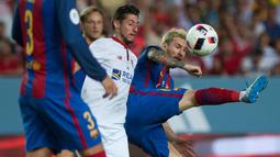 Striker Barcelona, Lionel Messi, berusaha menguasai bola dari pemain Sevilla pada laga leg pertama Piala Super Spanyol 2016 di Ramon Sanchez Pizjuan, Sevilla, Senin (15/8/2016) dini hari WIB. (AFP/Jorge Guerrero) 