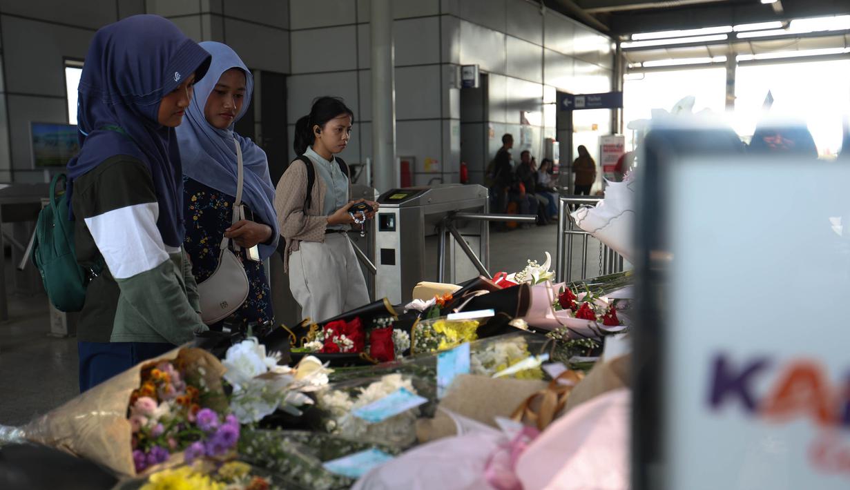 Kehadiran karangan bunga juga mencerminkan empati masyarakat terhadap para korban dan keluarga yang ditinggalkan. Tampak dalam foto, warga menyaksikan karangan bunga di dekat pintu masuk peron Stasiun Bekasi Timur, Bekasi, Jawa Barat, Kamis (30/4/2026). (Kapanlagi.com/Budy Santoso)
