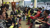 Valentino Rossi bersama pembalap Akademi VR46 di ranch miliknya jelang mengikuti event bakap yang digagasnya 100km of Champions. (X/VR46 Riders Academy)