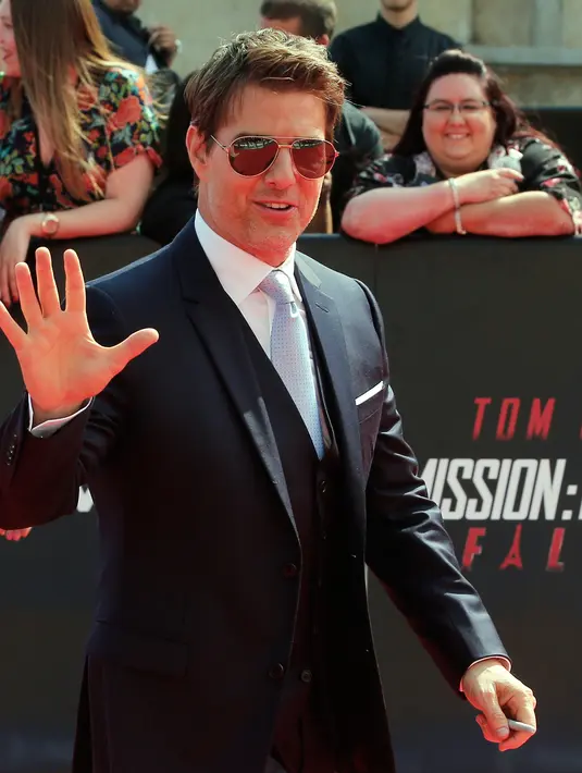 Aktor ganteng, Tom Cruise berpose setibanya di World premiere film terbarunya, Mission: Impossible Fallout di Paris, Kamis (12/7). Film Mission: Impossible 6 ini dipenuhi dengan adegan menentang kematian dan aksi nekat lainnya. (AP/Thibault Camus)
