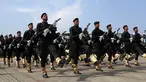 Anggota pasukan keamanan Hamas Palestina berbaris dengan senapan kayu tiruan saat upacara kelulusan di Kota Gaza, Senin (21/2/2022). (AP Photo/Adel Hana)