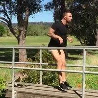 Pilih Bayi Kanguru Sebagai Sahabat Terbaik, Lihat Aksi Pria Ini