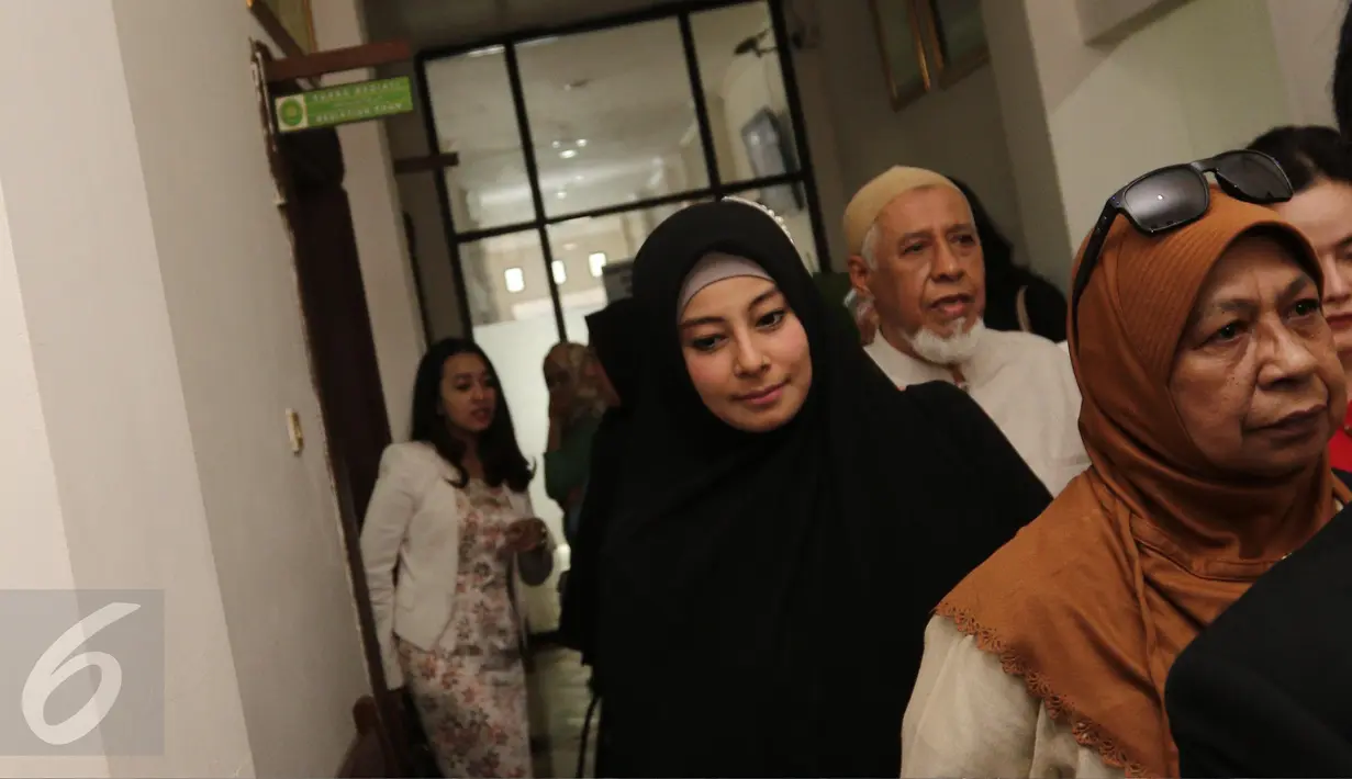 Istri Ustaz Ahmad Alhabsyi, Putri Aisah Aminah memasuki ruang mediasi Pengadilan Agama Jakarta Timur, Senin (27/3). Sidang cerai ustad Alhabsyi dan Putri Aisyah kembali digelar dengan agenda mediasi akhir. (Liputan6.com/Herman Zakahria)