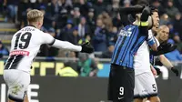 Striker Inter Milan, Mauro Icardi, tampak kecewa usai gagal mencetak gol ke gawang Udinese pada laga Serie A di Stadion Giuseppe Meazza, Milan, Sabtu (16/12/2017). Inter Milan takluk 1-3 dari Udinese. (AP/Antonio Calanni)