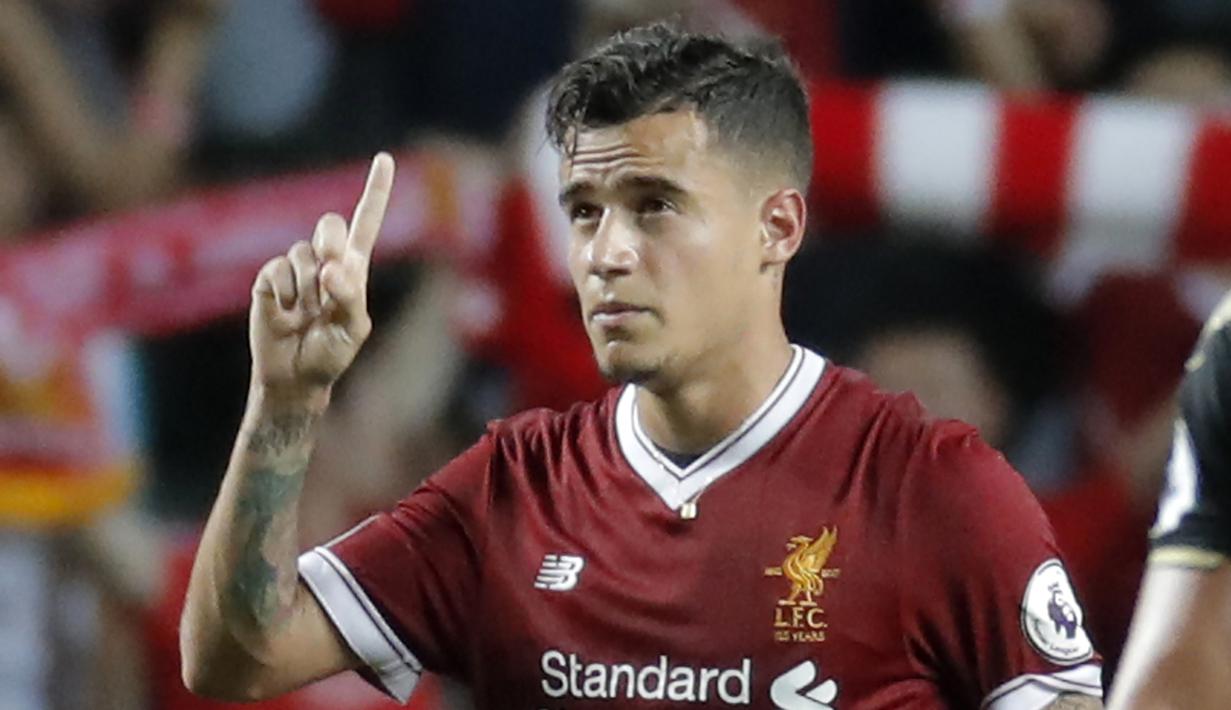 2. Philippe Coutinho -  Philipe Coutinho tampil gemilang saat bersama Liverpool dan kariernya mulai pesat serta dianggap pantas mengenakan nomor 10 di Liverpool. Coutinho menjadi playmaker handal yang mudah mengacak-acak barisan pertahanan lawan. (AP Photo/Kin Cheung, File)