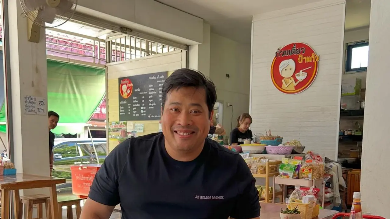 Anak Raja Thailand yang Diasingkan Kembali Pulang Kampung Sendirian, Disambut Hangat Warganet