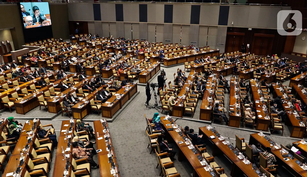 Suasana rapat paripurna ke-11‬‬ masa persidangan 2 tahun 2019-2020 di Kompleks Parlemen, Senayan, Kamis (27/2/2020). DPR mengesahkan I Dewa Kade Wiarsa Raka Sandi menjadi komisioner KPU periode 2017-2022 menggantikan Wahyu Setiawan yang terjerat kasus suap. (Liputan6.com/Johan Tallo)