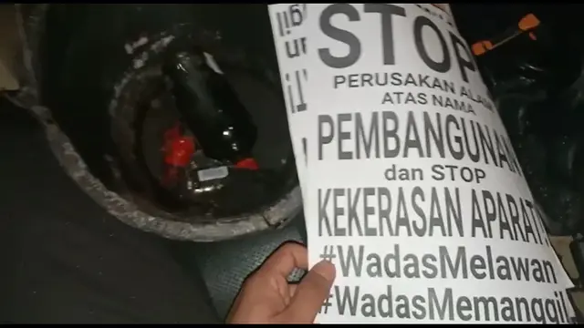 Polisi mengamankan barang bukti sejumlah selebaran dengan tulisan tagar #WadasMelawan dan #WadasMemanggil dari terduga pelempar molotov ke Pospol Jatiwarna, Pondok Gede, Bekasi