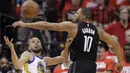 Duel pemain Houston Rockets, Eric Gordon (kanan) dan pemain Golden State Warriors, Stephen Curry pada gim kelima final NBA basketball Wilayah Barat di Toyota Center, Houston, (24/5/2018). Houston menang 98-94. (AP/David J. Phillip)