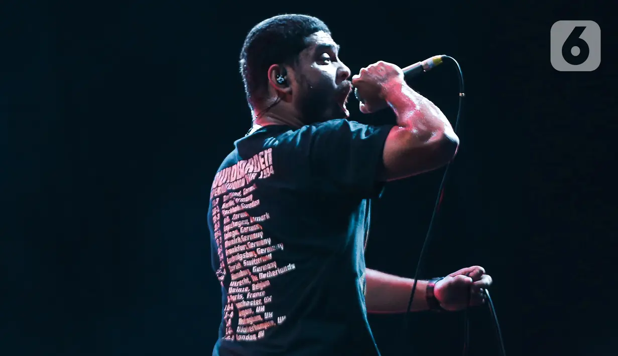 Vokalis grup band Burgerkill Ronald Alexander tampil pada hari kedua Synchronize Fest 2022 di Gambir Expo Kemayoran, Jakarta, Sabtu (8/10/2022). Beberapa musisi lain juga siap menggebrak panggung Synchronize Fest 2022, seperti Payung Teduh, Voice of Baceprot, Alam Mbah Dukun, hingga Denny Caknan. (Liputan6.com/Faizal Fanani)