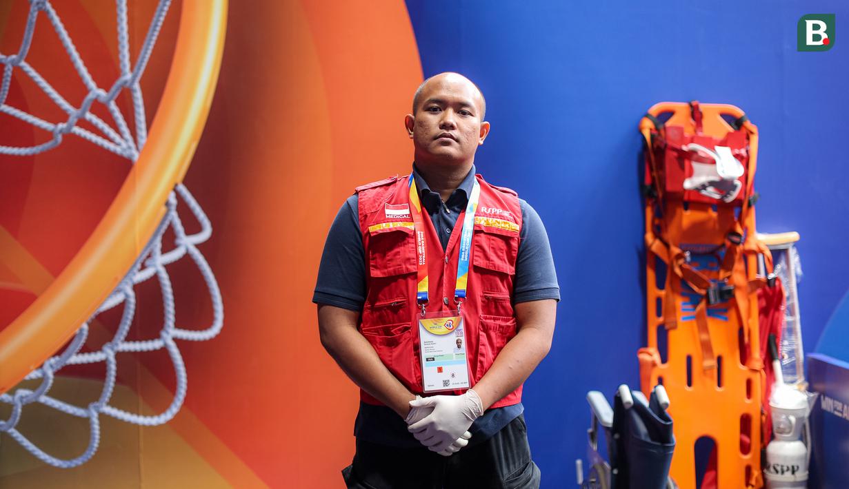 Bagas Rizky Badrani tergabung sebagai tim medis untuk pertandingan Piala Dunia FIBA 2023 di Indonesia Arena. Ia dan tim bertanggung jawab memberikan perawatan medis kepada pemain saat pertandingan. Bagas sendiri merupakan perawat IGD. (Bola.com/Bagaskara Lazuardi)