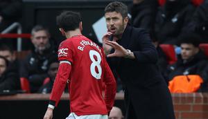 Pelatih sementara Manchester United asal Inggris, Michael Carrick, berbicara dengan gelandang Manchester United asal Portugal bernomor punggung 08, Bruno Fernandes, selama pertandingan Liga Inggris antara Manchester United dan Manchester City di Old Trafford, Manchester, barat laut Inggris, pada 17 Januari 2026. (Darren Staples/AFP)
