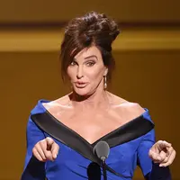 Caitlyn mengatakan sebelum ia terbuka sebagai wanita ia banyak menghabiskan waktu di rumah. Meski bukan wanita transgender pertama yang mendapat penghargaan, tetap saja hal ini memicu banyak perdebatan di media sosial. (AFP/Bintang.com)