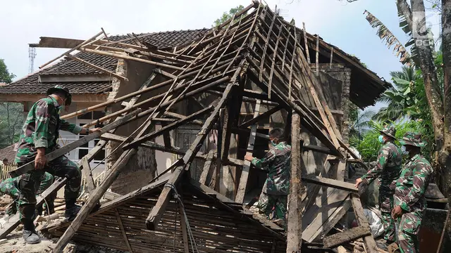 Prajurit TNI Bantu Korban Gempa Banten Bersihkan Reruntuhan