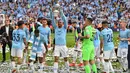 Bek Manchester City, Danilo, mengangkat trofi Piala FA usai megalahkan Watford pada laga final di Stadion Wembley, London, Sabtu (18/5). City menang 6-0 atas Watford. (AFP/Glyn Kirk)