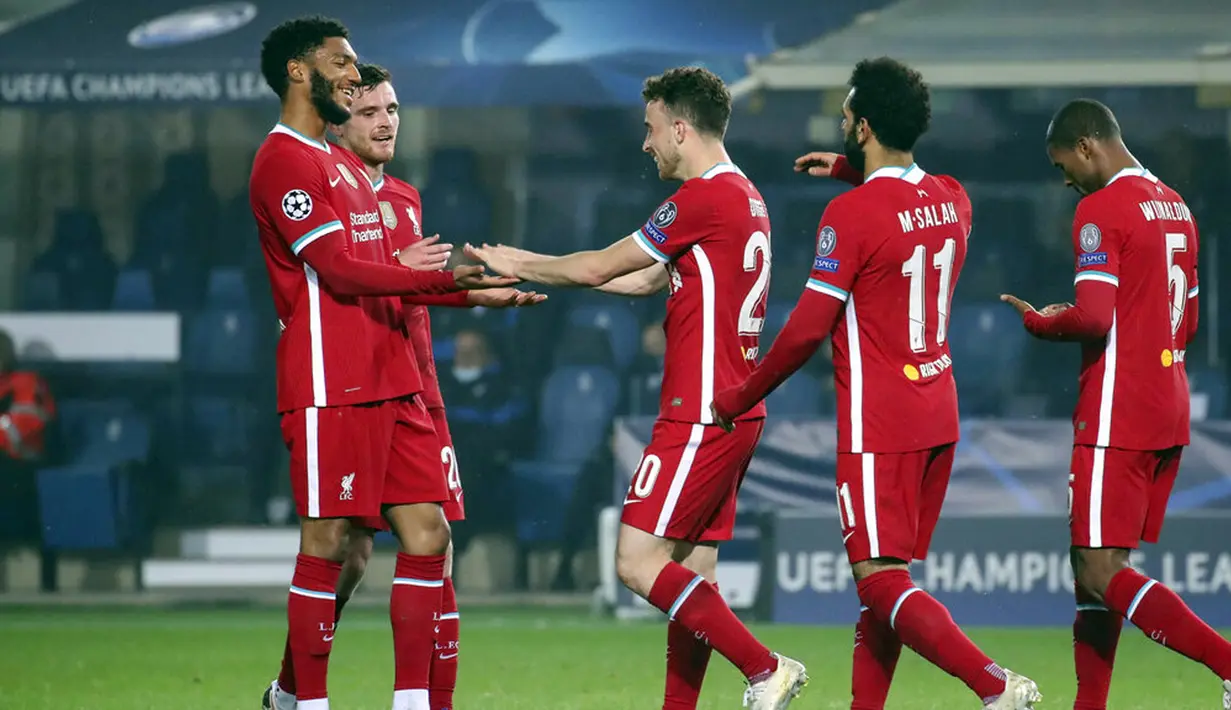 Pemain Liverpool Diogo Jota (tengah) melakukan selebrasi usai mencetak gol ke gawang Atalanta pada pertandingan Grup D Liga Champions di Stadion Gewiss, Bergamo, Italia, Selasa (3/11/2020). Liverpool menang 5-0 dengan hattrick dari Diogo Jota. (Stefano Nicoli/LaPresse via AP)