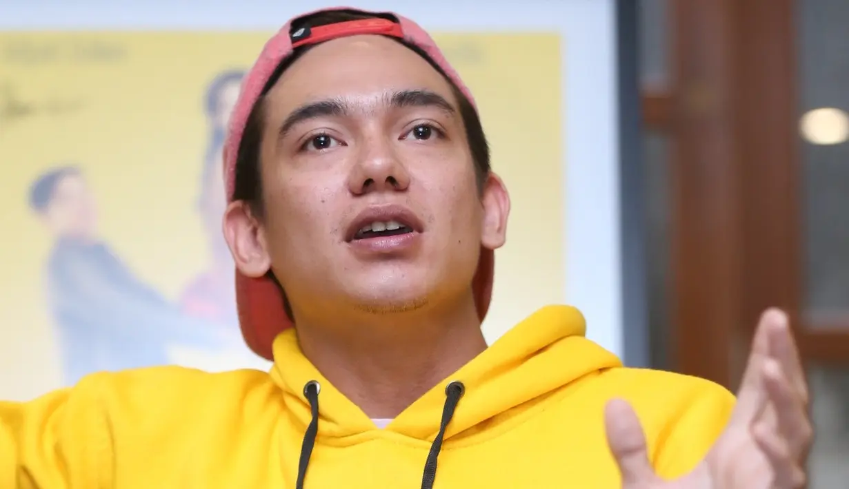 "Ditto itu yang pasti sesabar itu sih, bisa menahan emosinya dia selama 12 tahun untuk dia (Ayudia). dia fun, ngocol juga. Tapi dibalik itu ada perasaan yang ditahannya," tutur Adipati Dolken. (Nurwahyunan/Bintang.com)