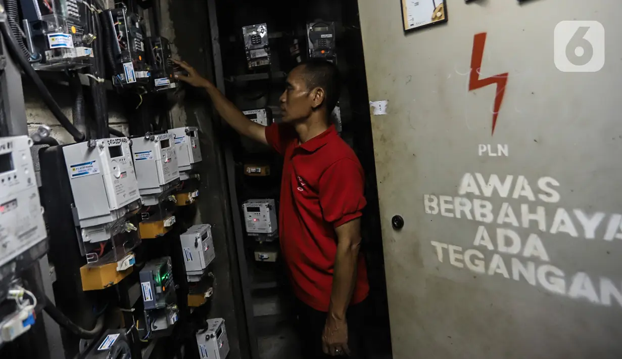 Warga memeriksa meteran listrik prabayar di Rumah Susun Benhil, Jakarta, Kamis (14/9/2022). Pemerintah akan menaikkan daya listrik bagi pelanggan yang mendapatkan subsidi, sehingga daya listrik yang semula 450 Volt Ampere (VA) akan dinaikkan menjadi 900 VA, dan yang semula daya 900 VA juga akan dinaikkan menjadi 1.200 VA. (Liputan6.com/Johan Tallo)