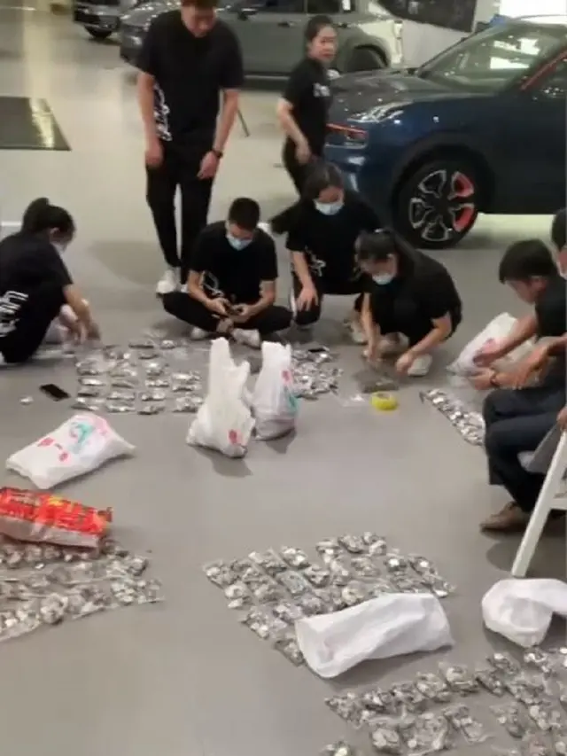 Viral, Pria Membeli Mobil Senilai Rp113 Juta Dengan Uang Koin