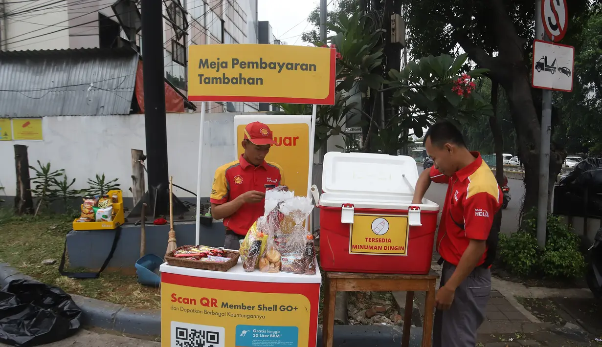 Kepala Kantor Staf Kepresidenan Muhammad Qodari menyatakan akan mengkaji persoalan stok BBM yang menipis di SPBU Swasta, seperti Shell dan BP-AKR. (merdeka.com/Arie Basuki)