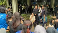 Ratusan mahasiwa geruduk Gedung Rektorat Universitas Pancasila pada hari ini, Selasa (27/2/2024). (Liputan6.com/Ady Anugrahadi).