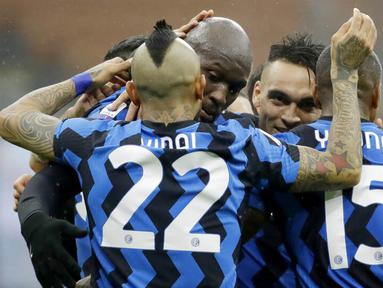 Para pemain Inter Milan merayakan gol yang dicetak oleh Romelu Lukaku ke gawang Spezia pada laga Liga Italia di Stadion Giuseppe Meazza, Minggu (20/12/2020). Inter Milan menang dengan skor 2-1. (AP/Luca Bruno)