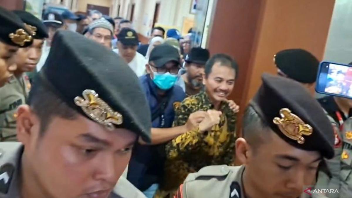 Roy Suryo Kepalkan Tangan Saat Dibawa ke Polda Metro