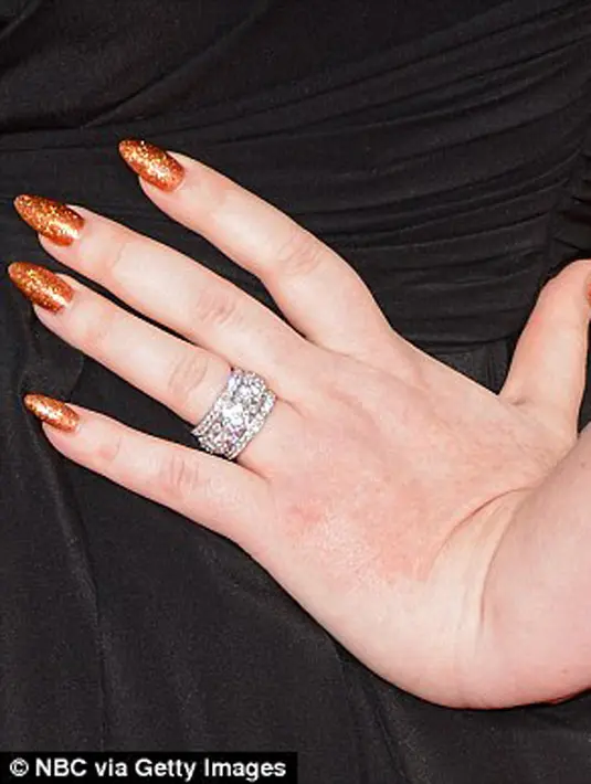 Terlihat sedang berbelanja, Adele pun juga tertangkap kamera mengenakan cincin emas di jari manis tangan kanannya. Lantaran hal itulah yang membuat masyarakat berspekulasi dengan berita pernikahan itu. (doc.dailymail.com)