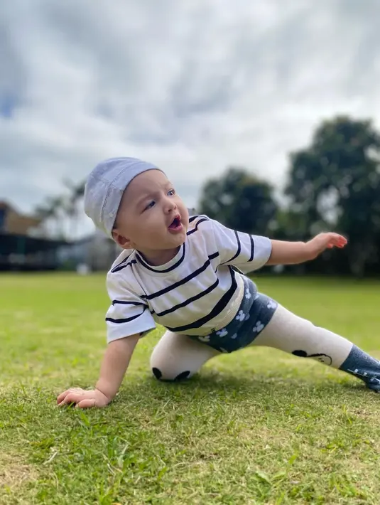 Nadine kenalkan anak dengan rumput [Instagram/nadinelist]