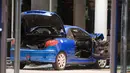 Sebuah mobil warna biru hancur setelah menabrak kantor Partai Sosial Demokratik Jerman (SPD) dengan sengaja di Berlin (25/12). Menurut keterangan pelaku pria kepada polisi, ia ingin bunuh diri. (AFP PHOTO / Ganjil Andersen)